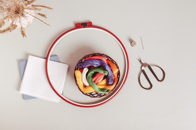 Uśmiechnięta osoba trzyma haft